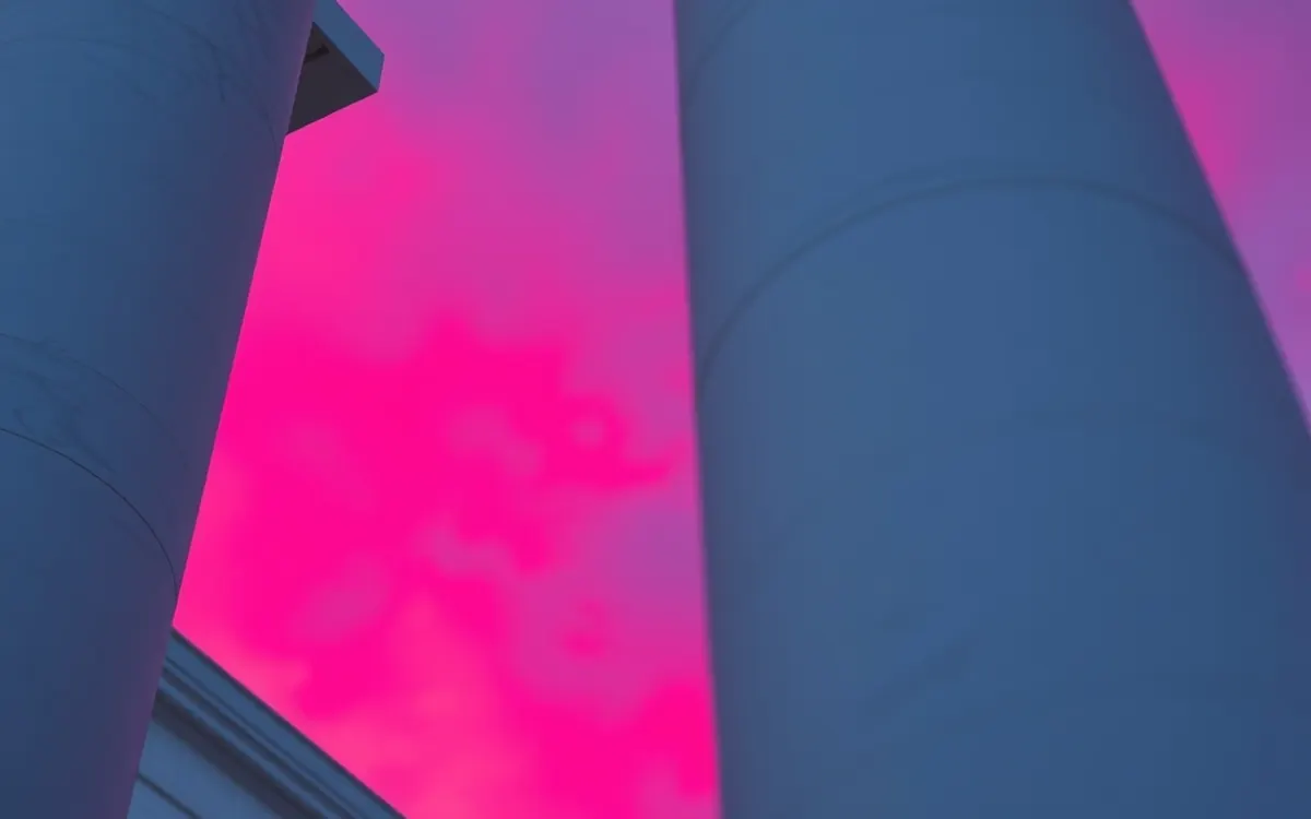 Colonne di un edificio istituzionale al tramonto, simbolo delle licenze di gioco internazionali